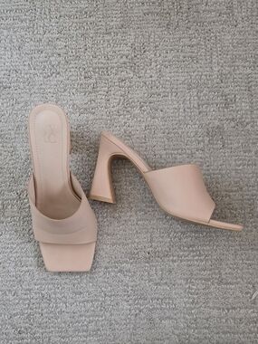 NY&C Nude mule heels in size US 7